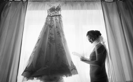 Bir gelinliğin zamansız zarafeti; geçmişin anılarından geleceğin hikâyelerine uzanan duygusal bir yolculuğu simgeliyor.